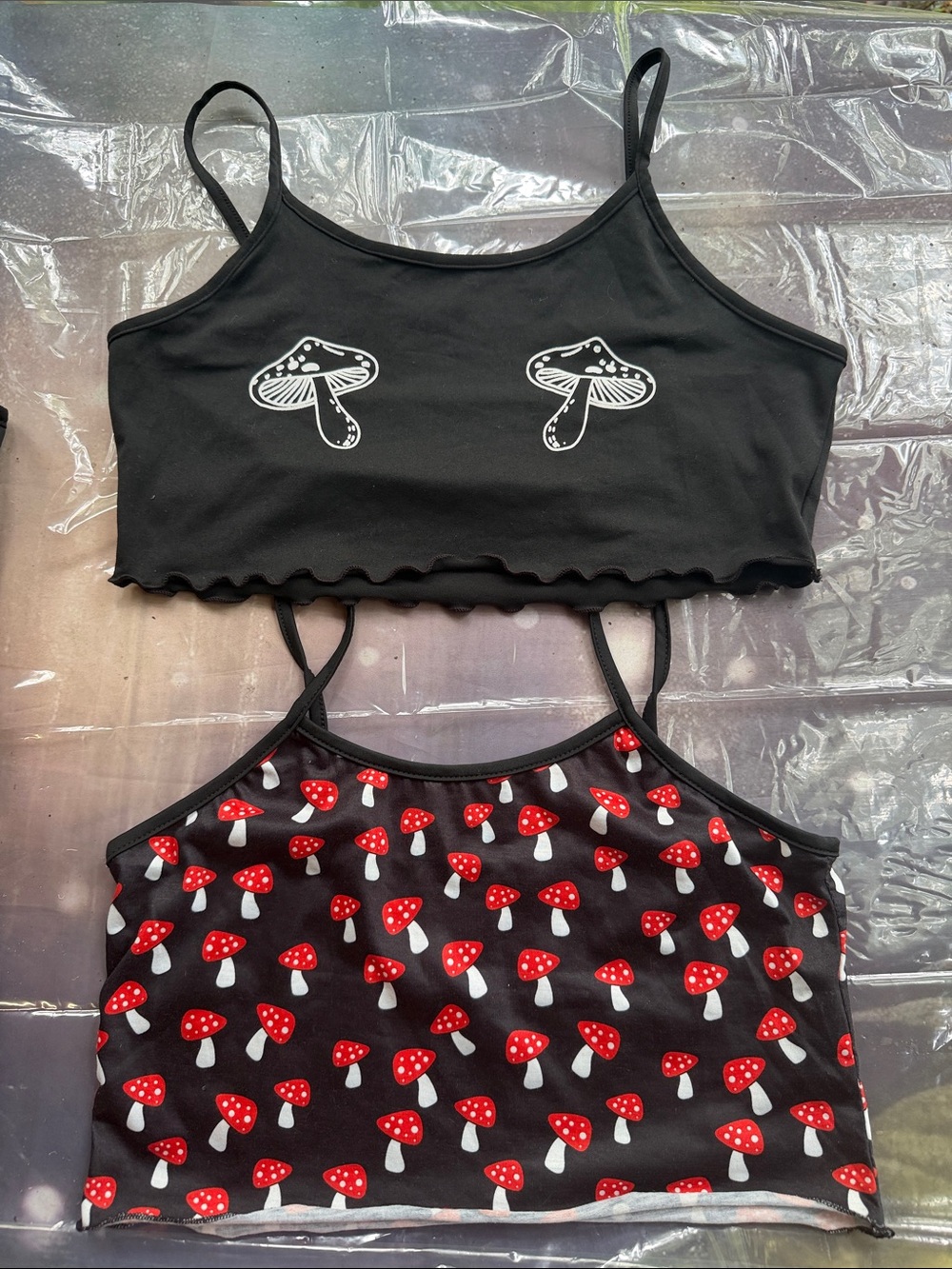 SHEIN Black Mushroom Print Cami Crop Tops - Black & Red